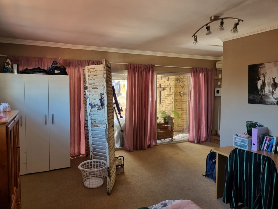 To Let 4 Bedroom Property for Rent in Langenhovenpark Free State